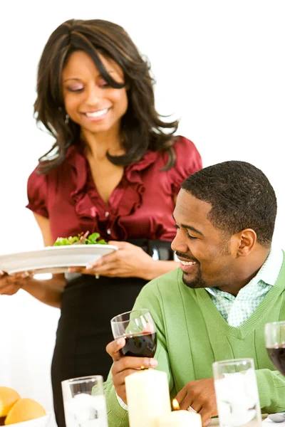 Paar: Vrouw Serving diner — Stockfoto