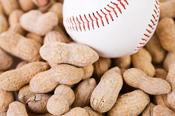 Baseball: Baseball seduto su arachidi — Foto Stock