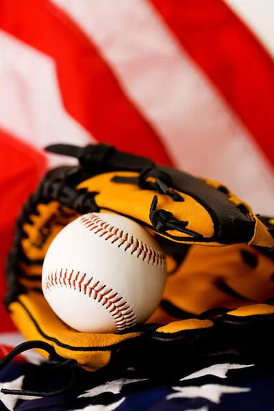 Baseball: Boll i handsken på flagga — Stockfoto