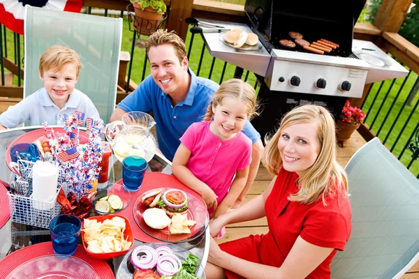 Sommer: glückliche Familie vor dem Sommerdinner — Stockfoto