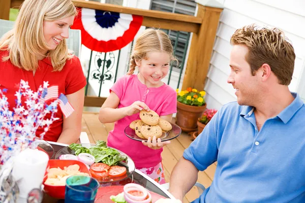 Verano: Niña con plato de galletas — Foto de Stock