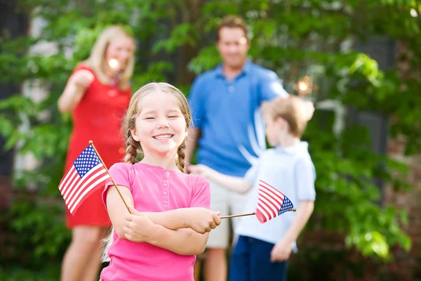 Verão: Menina bonito com bandeiras americanas — Fotografia de Stock