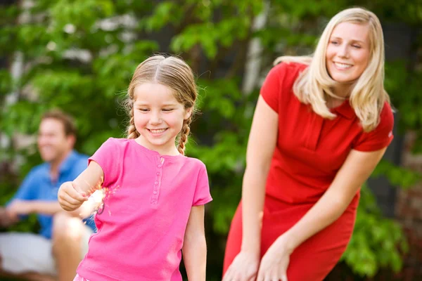 Verano: Mamá supervisa a su hija con Sparkler — Foto de Stock