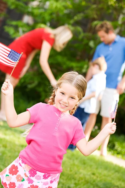 Été : Fille patriotique avec des drapeaux des États-Unis — Photo