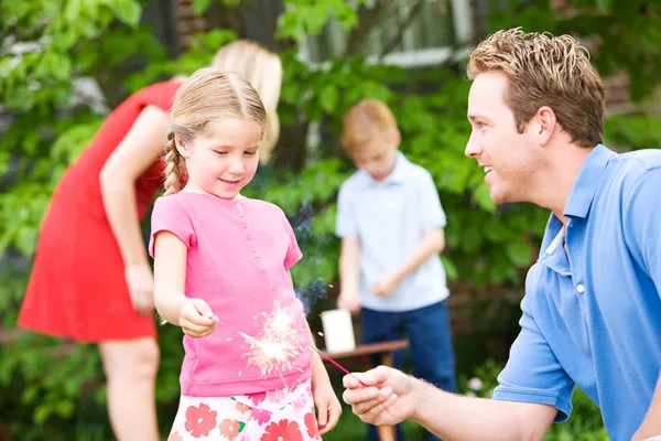 Zomer: Meisje voorzichtig met wonderkaarsen — Stockfoto