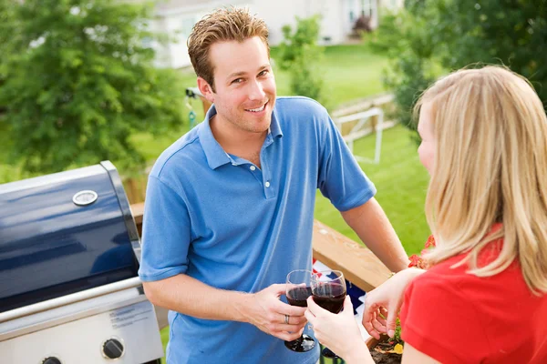 Verano: El hombre de pie con la mujer en la cubierta con vino — Foto de Stock