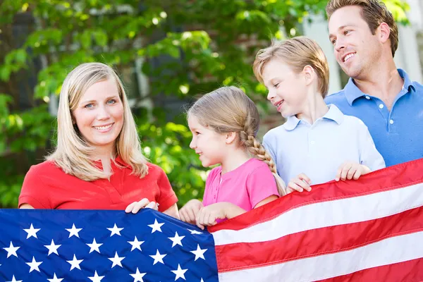 Sommar: Familj med amerikanska flaggan — Stockfoto