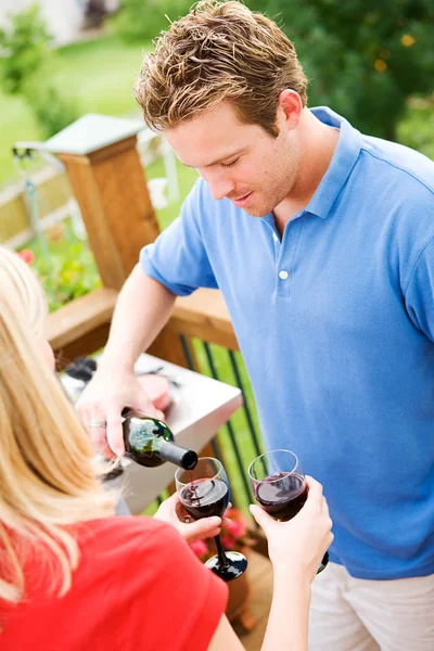 Sommer: Mann schenkt Glas Wein ein — Stockfoto