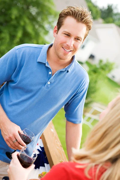 Verão: Casal em pé no convés com vinho — Fotografia de Stock