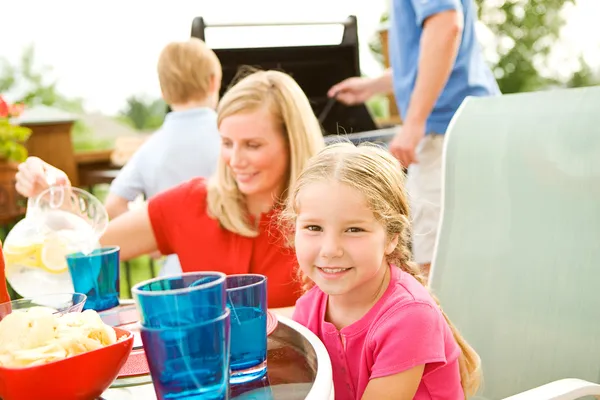 Sommer: Familie beim Abendessen an Deck — Stockfoto