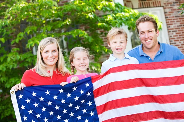 Léto: Rodina s americkou vlajkou Stock Obrázky