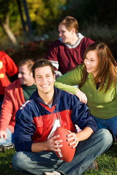 Football : Détente avec des amis dans le parc — Photo