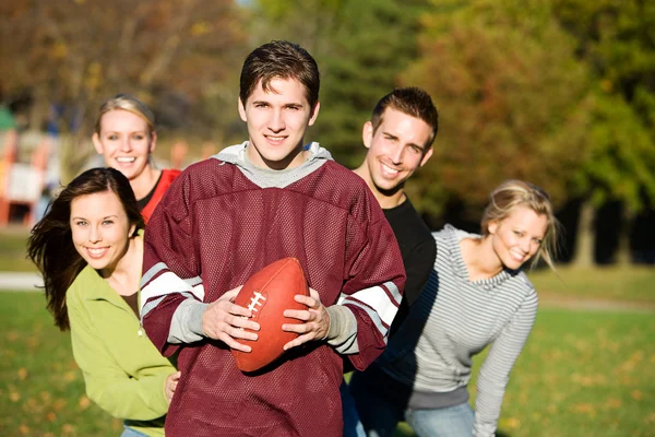 Voetbal: Football vrienden samen in Park — Stockfoto