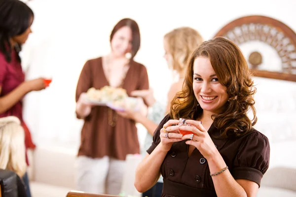 Ducha nupcial: Mujer con vaso de ponche — Foto de Stock