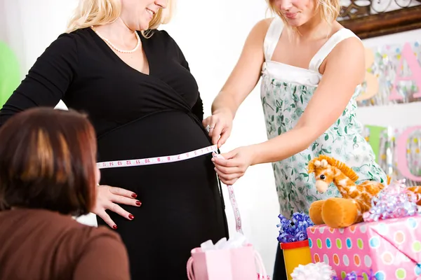 Chuveiro de bebê: adivinhando o tamanho da barriga da mãe — Fotografia de Stock