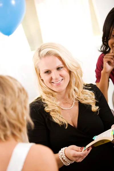 Baby Shower : Essayer de choisir un nom de bébé dans le livre — Photo