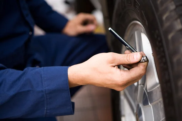 Mechanic: Focus on Tire Pressure Gauge — Stock Photo, Image