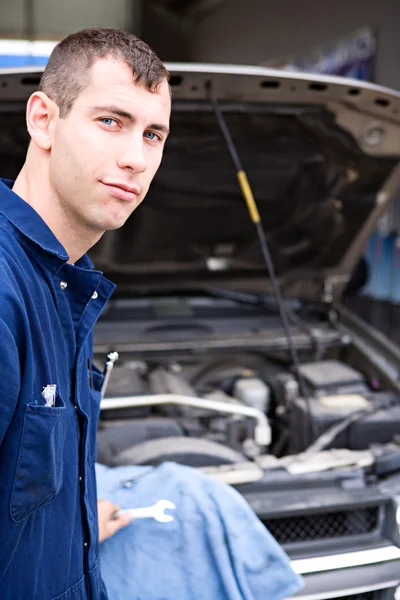 Mechanic: Trustworthy Mechanic By SUV — Stock Photo, Image