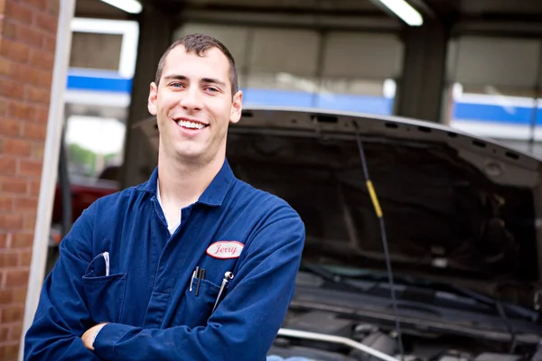 Mechanic: Vrolijke monteur bij reparatie Shop — Stockfoto