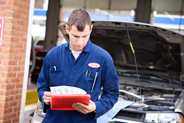 Mechanic: Lezing diagnostisch rapport — Stockfoto