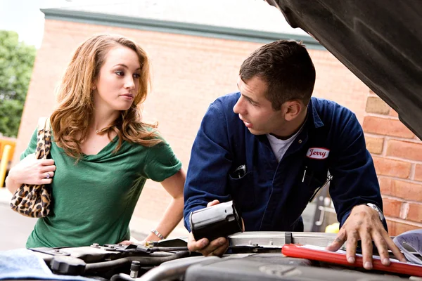 Mechanic: Man Explaining About Oil Filters — Stock Photo, Image