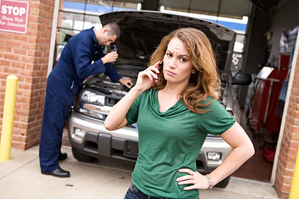 Mechanic: Vrouw boos op reparatie kosten — Stockfoto