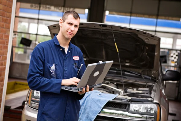 Mechanic: Checking Diagnostics on Laptop — Stock Photo, Image