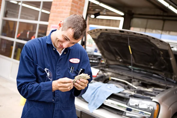 Mechanic: Couting geld uit Scamming klant — Stockfoto