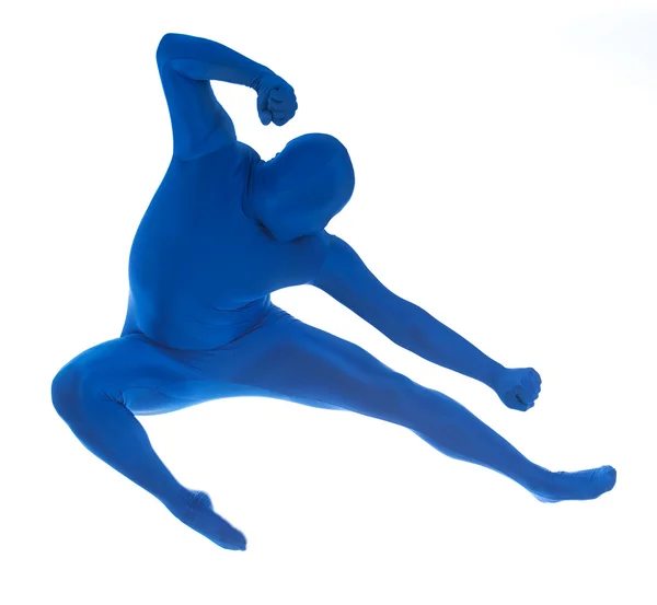 Μπλε: Άλματα άνθρωπος κάνει κίνηση καράτε — Φωτογραφία Αρχείου