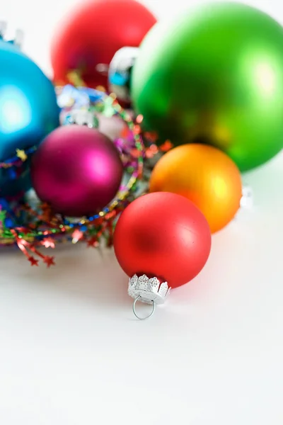 Kerstmis: Ornamenten op witte achtergrond — Stockfoto