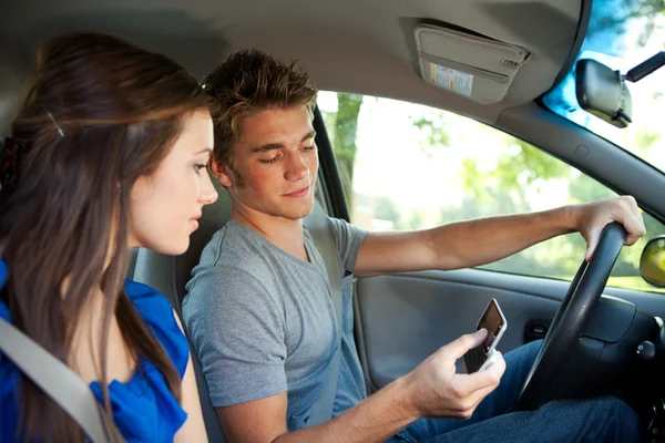 Conducción: Lectura de un mensaje de texto mientras conduce — Foto de Stock