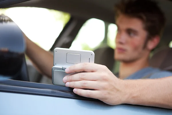 Condução: Concentre-se no telefone celular — Fotografia de Stock