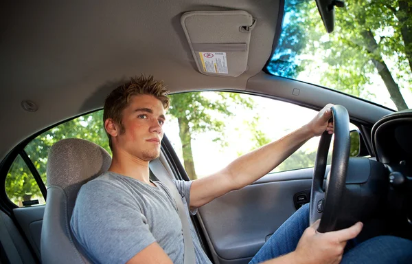 Condução: Motorista prestando atenção à estrada — Fotografia de Stock