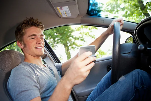 Condução: Prestando atenção ao telefone em vez de dirigir — Fotografia de Stock