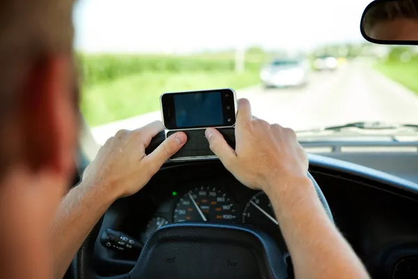 Rijden: Tiener Texting en rijden — Stockfoto