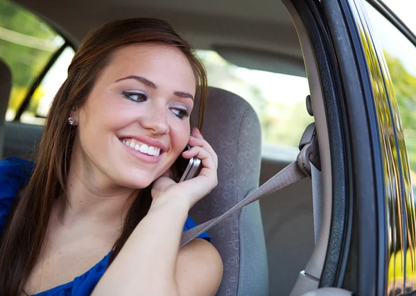Sürüş: Genç kadın arabada telefon — Stok fotoğraf