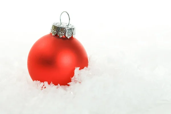 Navidad: Adornos del árbol de Navidad en la nieve — Foto de Stock