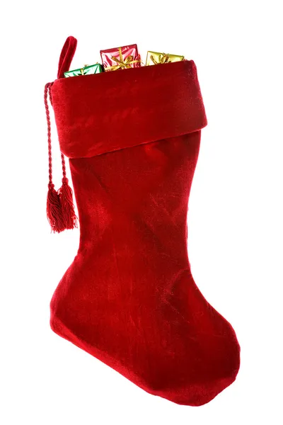 Navidad: Medias rojas de Navidad con decoraciones — Foto de Stock