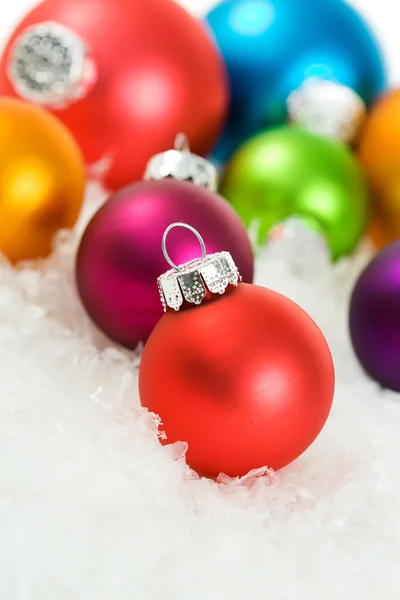 Navidad: Adornos del árbol de Navidad en la nieve — Foto de Stock