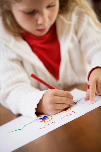 Weihnachten: kleines Mädchen schreibt Brief an Weihnachtsmann — Stockfoto