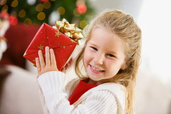 Natal: Menina bonito com presente de Natal — Fotografia de Stock