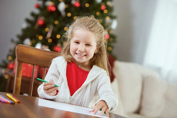 Jul: Liten flicka skriver brev till jultomten — Stockfoto