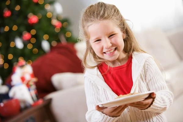 Boże Narodzenie: Dziewczynka gospodarstwa płyta cookies dla Santa — Zdjęcie stockowe