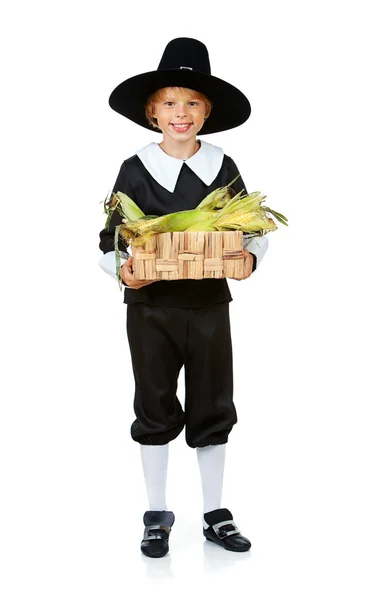 Ação de Graças: Boy Pilgrim segurando milho no cesto — Fotografia de Stock