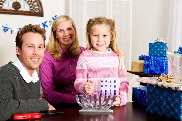 Hanukkah: Retrato de vacaciones en familia con Menorah — Foto de Stock