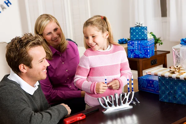 Chanukka: Familie bereit, Kerzen anzuzünden — Stockfoto