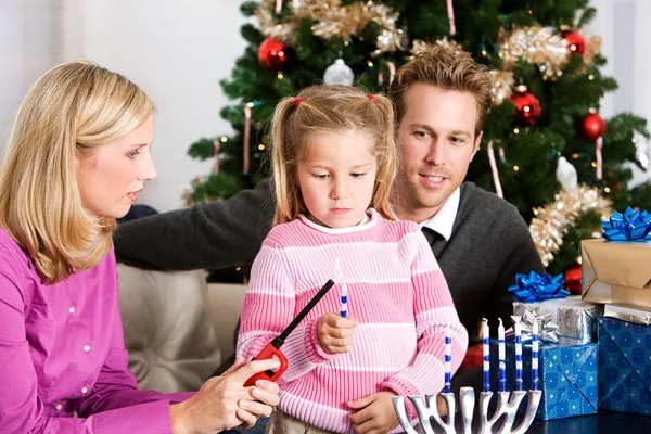 Férias: Pequena menina acendendo velas para Hanukkah — Fotografia de Stock