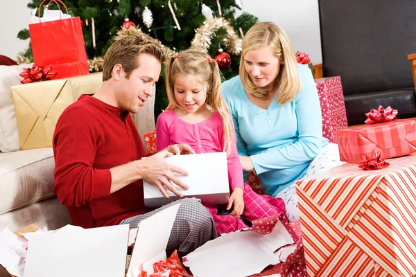 Weihnachten: christmas morning family present time — Stockfoto