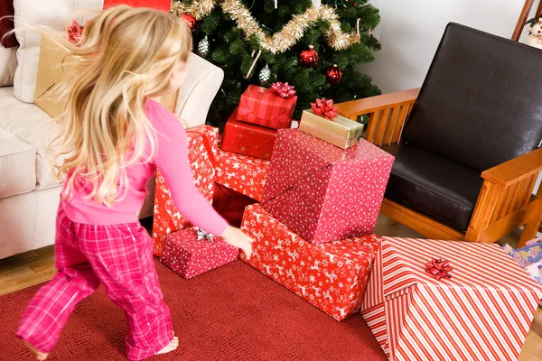 Boże Narodzenie: dziewczyna biegnie do prezenty świąteczne — Zdjęcie stockowe