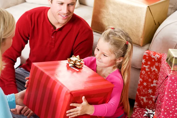 Noël : Fille excitée d'ouvrir une grande boîte — Photo